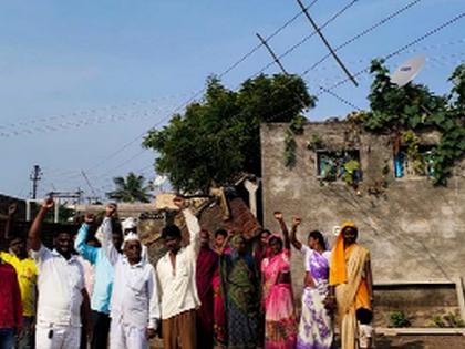Citizens' agitation to remove the power star | वीज तारा हटविण्यासाठी नागरिकांचे आंदोलन Citizens' agitation to remove the power star | वीज तारा हटविण्यासाठी नागरिकांचे आंदोलन