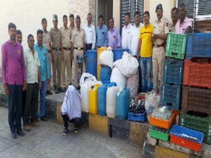 Boro seized liquor from home | बोराडीतील पडीक घरातून दारु जप्त