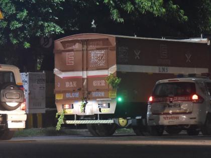 An explosives truck was found on the flyover in Nagpur; Sensation in investigative mechanisms | नागपूरात उड्डाणपुलावर आढळला स्फोटकांचा ट्रक; तपासाअंती पोलिसांनी सोडला सुटकेचा नि:श्‍वास