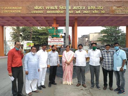 At the entrance of Ulhasnagar, Shivaji Maharaj and Dr. Full size statue of Babasaheb Ambedkar | उल्हासनगरच्या प्रवेशद्वारावर शिवाजी महाराज अन् डॉ. बाबासाहेब आंबेडकर यांचा पुर्णाकृती पुतळा 