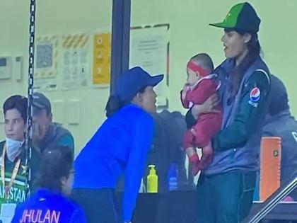 India-Pakistan! The most viral photo in the world of cricket to date, Indian women’s team shows loveable affection towards Pakistan captain Bismah Maroof’s baby girl | भारत-पाकिस्तान! इंटरनेटवर क्रिकेटविश्वातील आजवर सर्वाधिक व्हायरल झालेला फोटो 