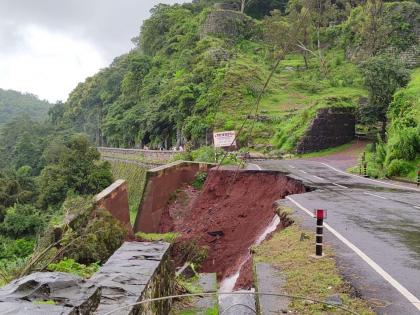 Rain In Kolhapur: road to Panhala was damage; road was closed | Rain In Kolhapur: पन्हाळ्यावर येणारा एकमेव रस्ता खचला; मार्गच बंद झाला