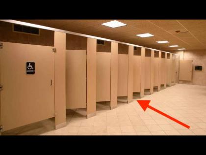 Why is there a gap in the toilet doors in malls or offices? know the reason | मॉल्स किंवा ऑफिसमधील टॉयलेटच्या दरवाज्यांमध्ये गॅप का असतो? जाणून घ्या कारण...