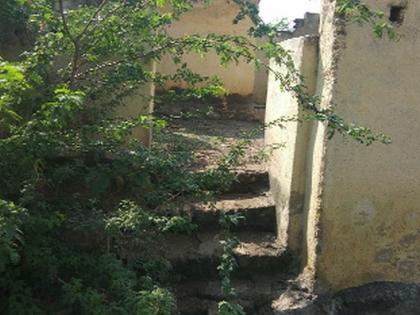 The disgust of women due to the dirt spread on the toilet road | शौचालय रस्त्यावरील पसरलेल्या घाणीमुळे महिलांची कुचंबणा The disgust of women due to the dirt spread on the toilet road | शौचालय रस्त्यावरील पसरलेल्या घाणीमुळे महिलांची कुचंबणा