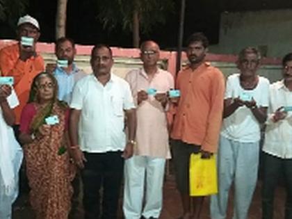 Distribution of smartcards to seniors | ज्येष्ठांना स्मार्टकार्डचे वाटप Distribution of smartcards to seniors | ज्येष्ठांना स्मार्टकार्डचे वाटप