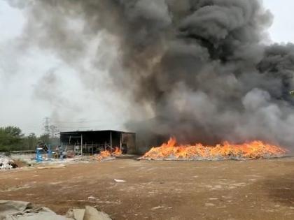 fire in Plastic factory at Bhandara | भंडारा येथे प्लास्टिक कारखान्याला आग