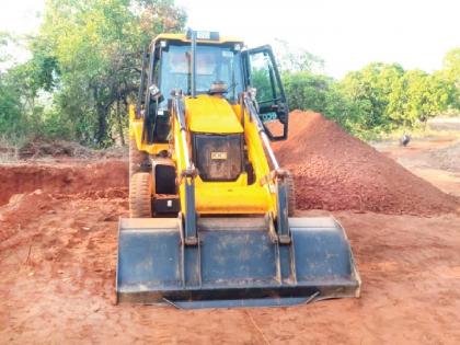 Adali MIDC in Sindhudurg district in the news due to smuggling of mineral rich soil | Sindhudurg: आडाळी एमआयडीसीतून खनिजयुक्त मातीची तस्करी, महसूल यंत्रणा चिडीचूप Adali MIDC in Sindhudurg district in the news due to smuggling of mineral rich soil | Sindhudurg: आडाळी एमआयडीसीतून खनिजयुक्त मातीची तस्करी, महसूल यंत्रणा चिडीचूप