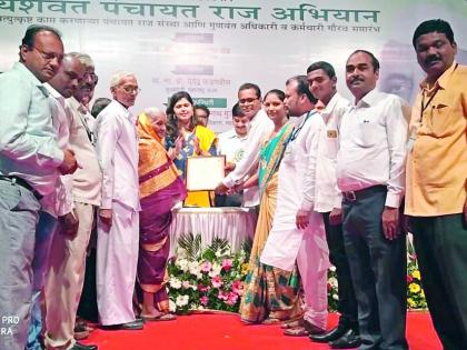 State Excellence Gramsevak Award for Rural Development Officer Bharbande | पाडळसे येथील ग्रामविकास अधिकारी भारंबे यांना राज्यस्तरीय आदर्श ग्रामसेवक पुरस्कार