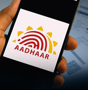 FREE मध्ये अपडेट होतंय Aadhaar Card, वर्षभरासाठी माफ झाली फी; पाहा कोणाला मिळणार फायदा?