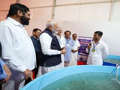 Prime Minister Narendra Modi felicitated Aditya Rajendra Khairmode of Kolhapur at the foundation-laying event of the Port of Palghar | पंतप्रधान मोदींकडून कोल्हापूरच्या युवकाचे कौतुक, मराठीतून साधला संवाद