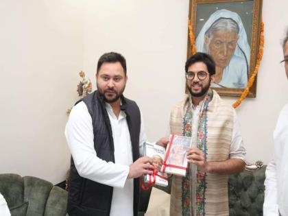 Progress is being made in Bihar, Aditya Thackeray praised after meeting Tejashwi Yadav | आदित्य ठाकरेंनी म्हटलं कैसे हो! तेजस्वी यादवांनी केले स्वागत; बिहार दौऱ्यात काय घडलं?