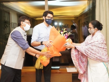 Aaditya Thackeray and Sanjay Raut met West Bengal CM and TMC chief Mamata Banerjee today in Mumbai | Aaditya Thackeray : ममता बॅनर्जींची भेट घेतल्यानंतर आदित्य ठाकरे म्हणाले, "कोणतीही राजकीय चर्चा नाही"