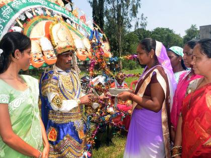 Ravana's worship in tribal ashram school | आदिवासी आश्रम शाळेत रावणाचे पूजन