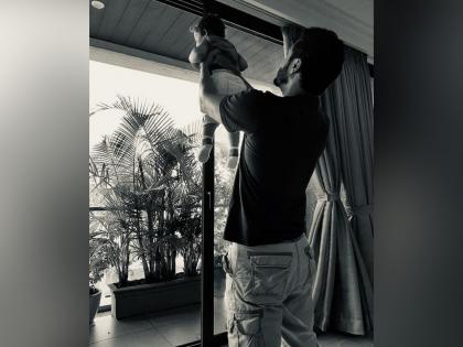 Shreyas Talpade Shares Bahubali Pose With His Baby Girl Aadya Talpade-SRJ | Super Cute: या अभिनेत्याचा मुलीसह फोटो पाहून तुम्ही बॉलिवूडच्या स्टारकिडसना विसराल