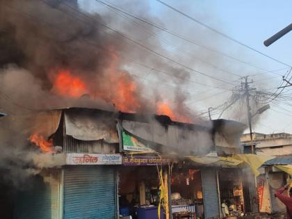 Akola : fire in Dana Bazar; Burn 10 to 15 shops | अकोल्यात दाना बाजारात भीषण आग; आठ दुकाने व एका गोदाम जळून खाक