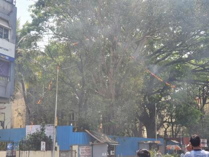 The Internet cable caught fire when a high-voltage power line fell on it | इंटरनेटची केबल अतिउच्चदाब वीज वाहक तारेवर पडल्याने लागली आग