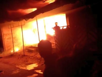 fire breaks out at a wholesale saree center in mohadi tehsil | आंधळगावात साडी सेंटरला भीषण आग; तीस लाखांचे कापड भस्मसात