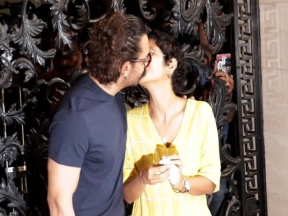 Actor Aamir Khan had kissed his wife Kiran Rao in front of the media in 2018 | आमिर खानने सर्वांसमोर किरण रावला केलं किस अन्...; दोघांच्या घटस्फोटानंतर रंगलीय त्या 'किस्स्या'ची चर्चा