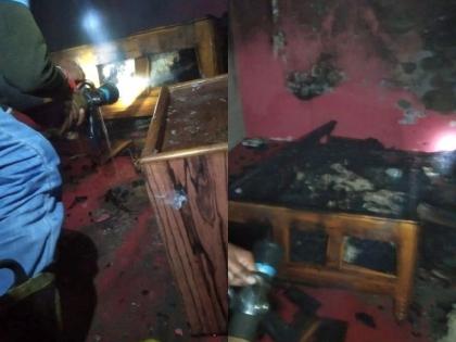 house caught fire due to a short circuit, 30,000 worth of materials were burnt in the fire | शॉटसर्कीटमुळे घराला आग, संसारोपयोगी साहित्य जळून खाक 