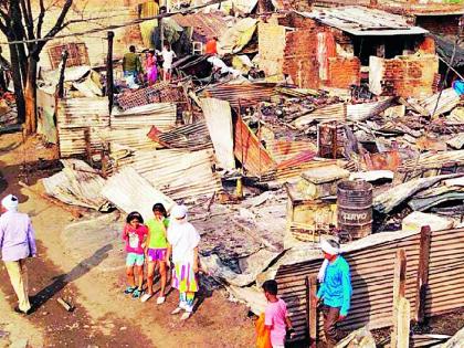 hundreds of families left homeless as devastating fire and exploding cylinder wreak havoc in mahakali nagar slum in nagpur | संसार मोडला.. रस्त्यावर आले आयुष्य; आगीत होरपळलेला संसार बघून बायाबापड्यांचा आक्रोश, किंचाळ्या