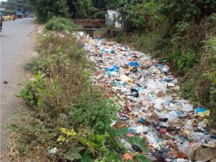 Waste of plastic bags in roadside gutters; Take action without turning a blind eye to serious questions | रस्त्यालगत गटारात प्लास्टिक पिशव्यांचा खच; गंभीर प्रश्नकडे कानाडोळा न करता कारवाई करा