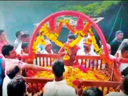 Mother dressed up for the child... The palanquin was decorated for the funeral | लेकरासाठी आई झिजली... अंत्ययात्रेला पालखी सजली