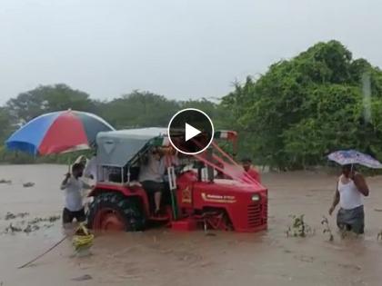 Video: MLA Balasaheb Aajabe managed the steering of the tractor to inspect the farmers damage, but got stuck in the mud | नुकसानीच्या पाहणीसाठी आमदारांनी सांभाळले ट्रॅक्टरचे स्टेरिंग, पण चिखलात पडले अडकून