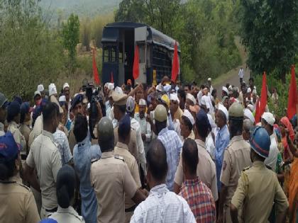 Argument between police and dam victims on Uchangi dam Ajara taluka in Kolhapur district | उचंगी धरणावर धरणग्रस्त-पोलिसांमध्ये धुमश्चक्री, बंदी आदेश झुगारत काढला मोर्चा