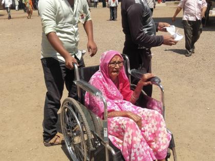 9 5-year-old women spontaneous voting! | ९५ वर्षीय आजीबाईचे उत्स्फूर्त मतदान!