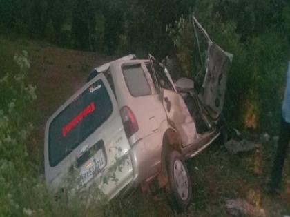 Ten people were seriously injured when a Travels car accident near Ajara | आजऱ्याजवळ ट्रॅव्हल्सची कारला समोरून जोराची धडक, दहा जण गंभीर जखमी