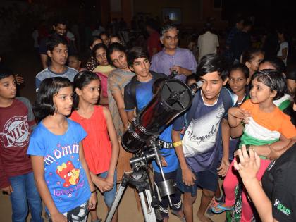  The fun of seeing the sky from the smallest looted robbery, the study of the planet of the planet and the lunar lunar eclipse | लहान थोरांनी लुटली दुबिर्णीतून आकाश दर्शन पाहण्याची मजा, गुरू ग्रह आणि रोजचा दिसणाऱ्या चंद्राचा केला अभ्यास