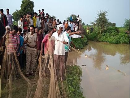 Due to the death of the farmer with two school children drowning in the pit | खड्ड्यातील पाण्यात बुडून दोन शाळकरी मुलांसह शेतकऱ्याचा मृत्यू