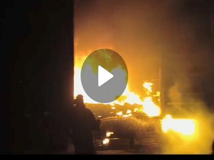 Tire burst of running container causing huge conflagration; Burn auto spare parts in container | धावत्या कंटेनरचा टायर फुटून उडाला जोरदार भडका; कंटेनरमधील ऑटो स्पेयर पार्ट्स जळून खाक