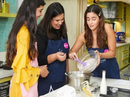 Alia Bhatt turns chef for a fan; bakes the cake and eats it too | अभिनय सोडून आलिया भट का बनलीय शेफ, हे आहे यामागचे रंजक कारण