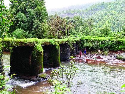  Student's journey of life on the bridge; A two-kilometer footpath for an alternate route | पुलावरून विद्यार्थ्यांचा जीवघेणा प्रवास ; पर्यायी मार्गासाठी दोन किमीची पायपीट