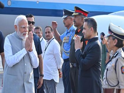 prime minister narendra modi gets a warm welcome at the nagpur airport | प्रधानमंत्री नरेंद्र मोदी यांचे विमानतळावर स्वागत