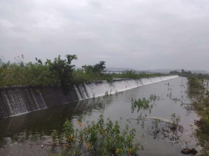 Blind dam on Manganga river filled to capacity | सातारा: आंधळी धरण भरले! सिंचनाचा प्रश्न मिटणार, माणगंगा नदी आता जोमाने वाहणार