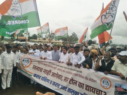 Congress protests at Anewadi, Taswade toll booths against the poor state of the highway, vehicles left without tolls | Satara: रस्ता नाही तर टोल नाही; आनेवाडी, तासवडे टोलनाक्यावर काँग्रेसचे आंदोलन, विनाटोल वाहने सोडली