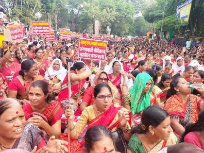 Anganwadi workers march on Thane Collectorate the area is in chaos in thane | ठाणे जिल्हाधिाकारी कार्यालयावर अंगणवाडी सेविकांचा मोर्चा; परिसर दणाणला