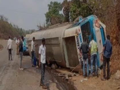 Tanker overturned near Anjani bridge on Mumbai-Goa highway and oil spilled | मुंबई-गोवा महामार्गावर आंजणारी पुलाजवळ टँकर उलटून तेल गळती