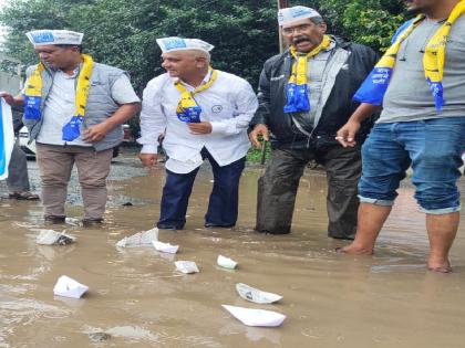 Paper boats left in pits in Satara, AAP registered a unique protest | साताऱ्यातील खड्ड्यांमध्ये सोडल्या कागदी होड्या!, आप'ने नोंदविला अनोखा निषेध