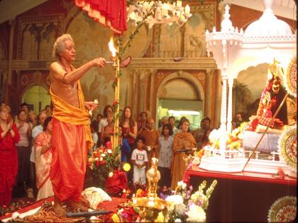 what is the purpose of doing aarti know about significance and rules of performing aarti | किती वेळा देवाची आरती करावी? स्कंध पुराणात सांगितलेत नियम; पाहा, महत्त्व व मान्यता