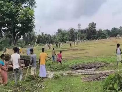Stones pelted and fired at police who went to remove encroachments in Assam, one killed | आसाममध्ये अतिक्रमण हटवण्यासाठी गेलेल्या पोलिसांवर दगडफेक अन् गोळीबार, एकाचा मृत्यू