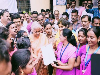 Group promoters and Asha volunteers have requested Finance Minister Nirmala Sitharaman | आमचं कुणीच ऐकेना आता तुम्ही तरी ऐका! आशा स्वयंसेविकांची अर्थमंत्र्यांकडे व्यथा