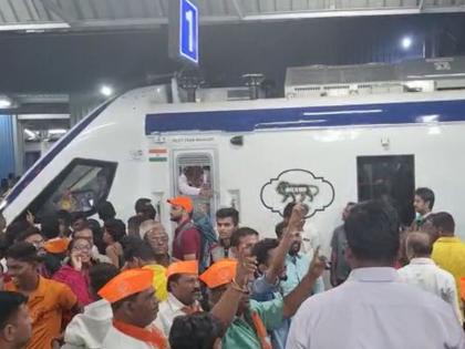 Vande Bharat Express enters Solapur; Solapurkar's spontaneous response to Vande Bharat Express | वंदे भारत एक्सप्रेस सोलापुरात दाखल; नगरिकांमध्ये मोठ्या उत्साहाचे वातावरण