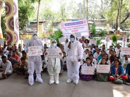 A unique movement by Community Health Officers wearing PPE | समुदाय आरोग्य अधिकाऱ्यांचे पीपीई कीट घालून अनोखे आंदोलन