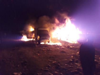 Busted five vehicles and a fridge repair shop in a sudden fire | अचानक लागलेल्या आगीत पाच वाहने व फ्रिज रिपेरिंग दुकान भस्मसात 