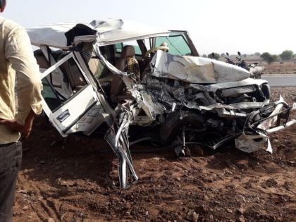 two vehicles met with an accident on Aurangabad-beed road, 2 died | लग्नानंतर देवदर्शनासाठी गेलेल्या कुटुंबाच्या गाडीला अपघात, नवरदेवासह दोघांचा मृत्यू