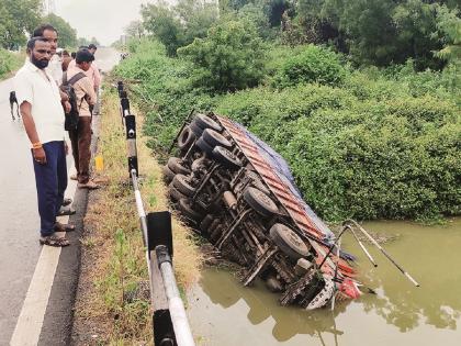 A truck full of cement plunged into the Veerbhadra River; 32 tons of cement sank | अरुंद पुलावर भरधाव ट्रॅव्हल्स आली, बचावाच्या प्रयत्नात सिमेंटने भरलेला ट्रक नदीत कोसळला