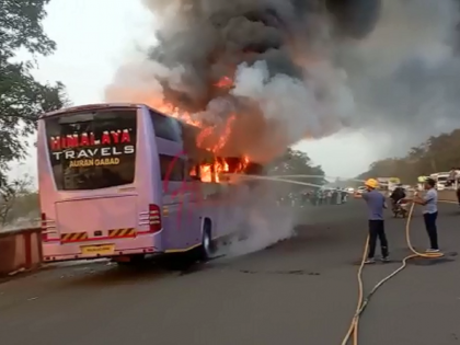 A major disaster was averted; The private bus caught fire as it left the passengers | Video: मोठा अनर्थ टळला; प्रवाशांना सोडून पुढे जाताच धावती खाजगी बस पेटली